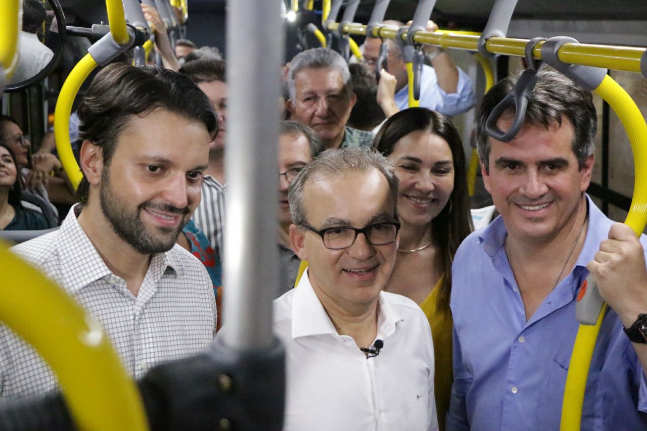 Políticos fazendo uso do transporte público