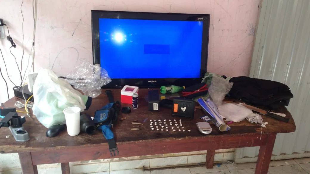Suspeitos monitoravam a residência para conter a ação dos policiais.