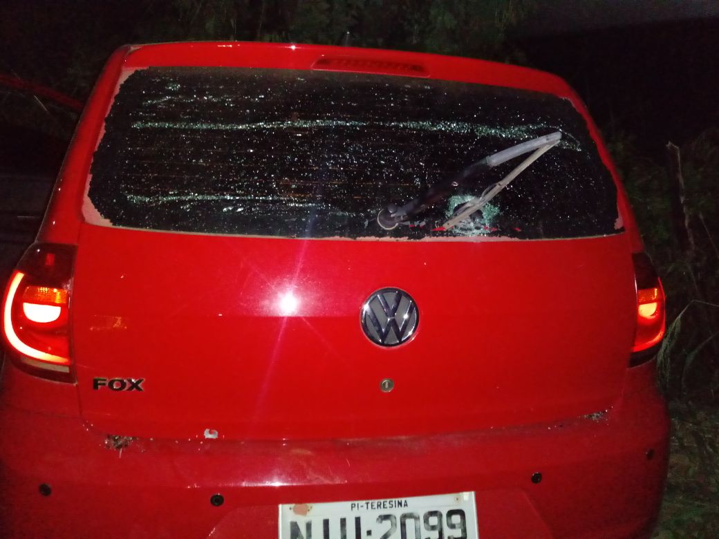 Carro roubado apreendido pela polícia após perseguição