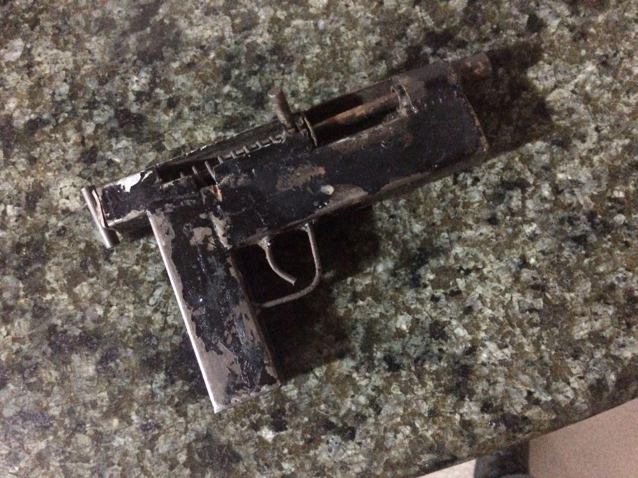 Arma de fogo artesanal apreendida com o suspeito.