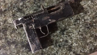 Arma de fogo artesanal apreendida com o suspeito.