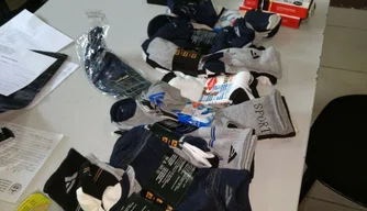 A PM encontrou meias, fones de ouvido, carregadores e um aparelho celular.