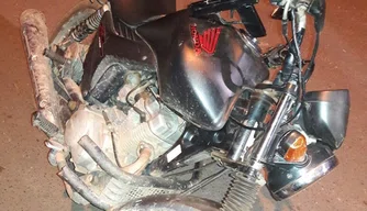 Motocicleta apreendida com Raimunda Nonato de restrição de roubo e placa de outro veículo.