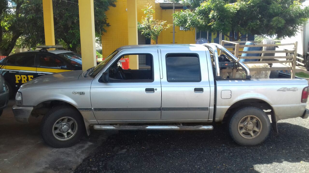 Carro apreendido em um posto da PRF
