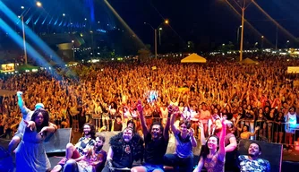 Parada da Diversidade reuniu milhares de pessoas em Teresina.