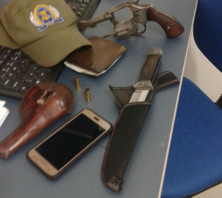 Homem é flagrado com punhal e arma de fogo preso