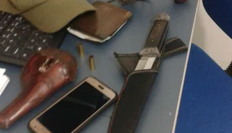 Homem é flagrado com punhal e arma de fogo preso