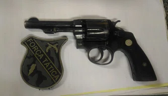 O acusado portava uma arma de fogo.