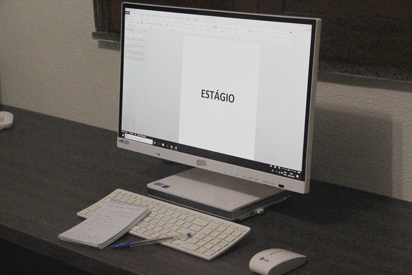 Atualmente os estagiários não são elencados como segurados obrigatórios da Previdência Social.