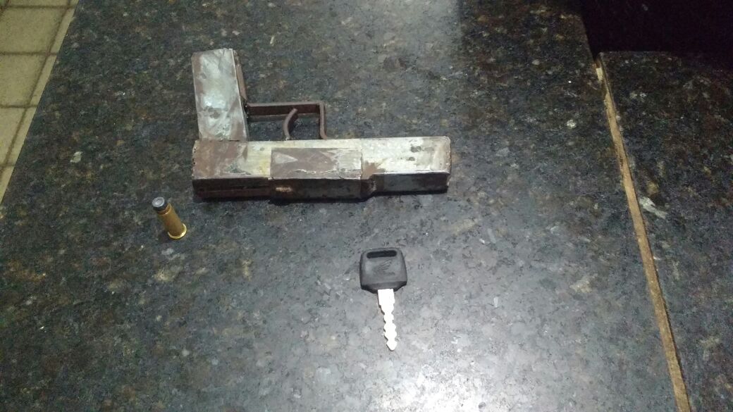 Os suspeitos chegaram a capotar o veículo durante a fuga.