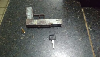 Os suspeitos chegaram a capotar o veículo durante a fuga.