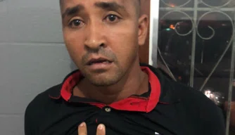 Samoel Dias conversa com amigos quando percebeu a presença da guarnição policial.