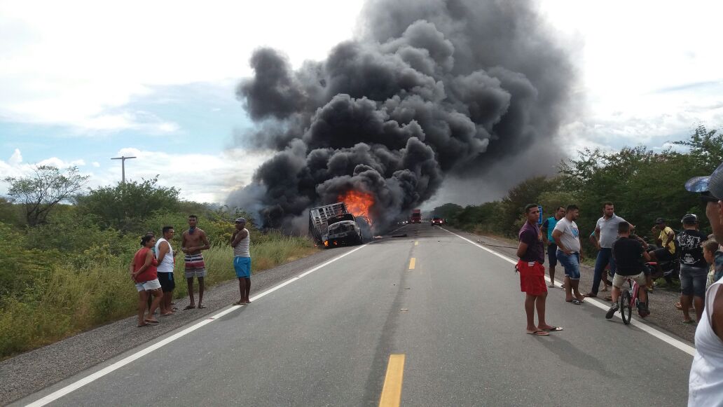 O incêndio ganhou altas proporções devido a carga que continha produto altamente perigoso.