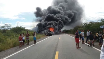 O incêndio ganhou altas proporções devido a carga que continha produto altamente perigoso.