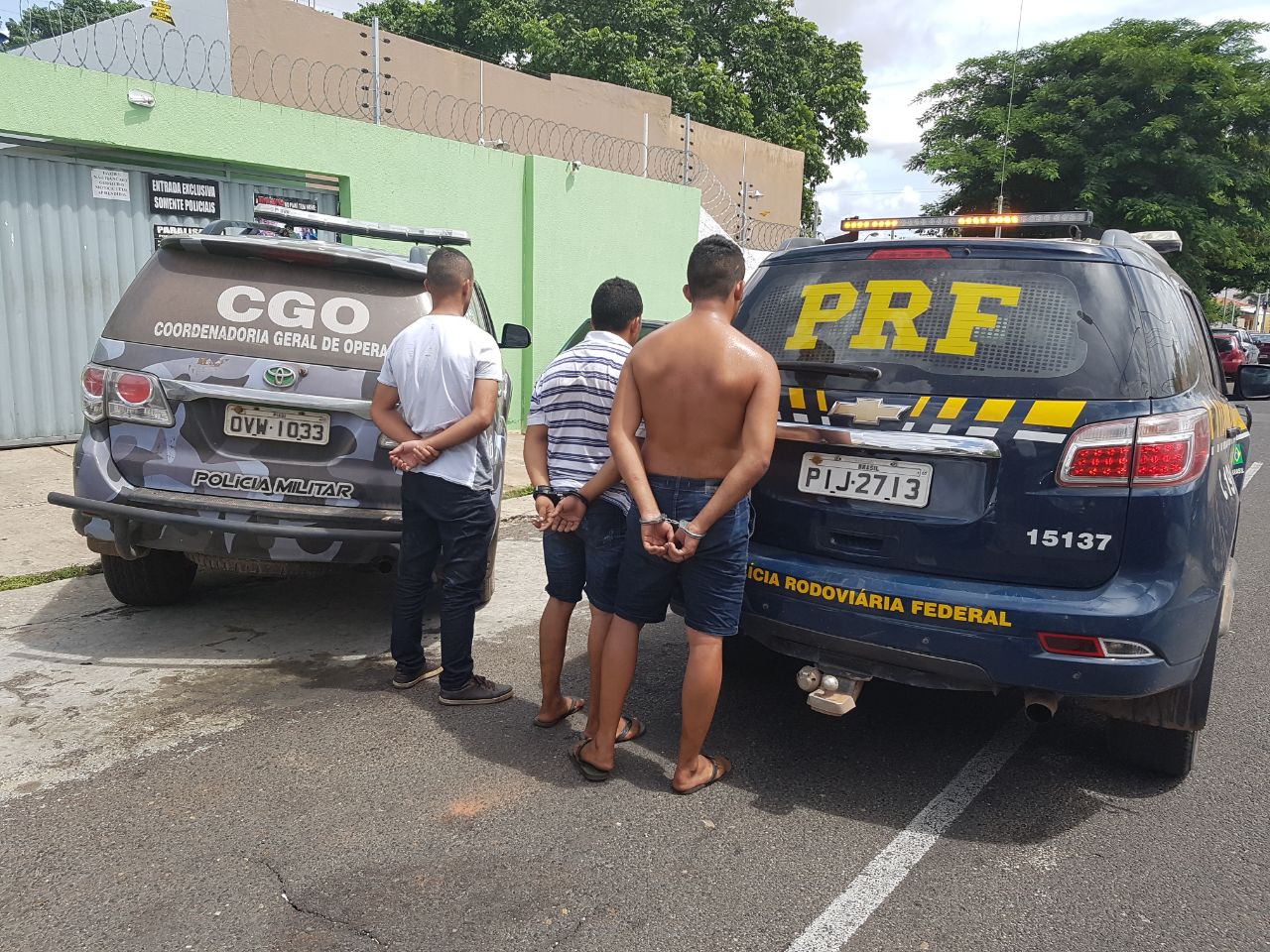 Os três rapazes confessaram que atearam fogo na casa do agente da PRF.