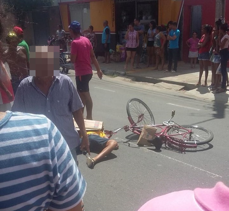 O ciclista não foi socorrido pelo motorista do carro.