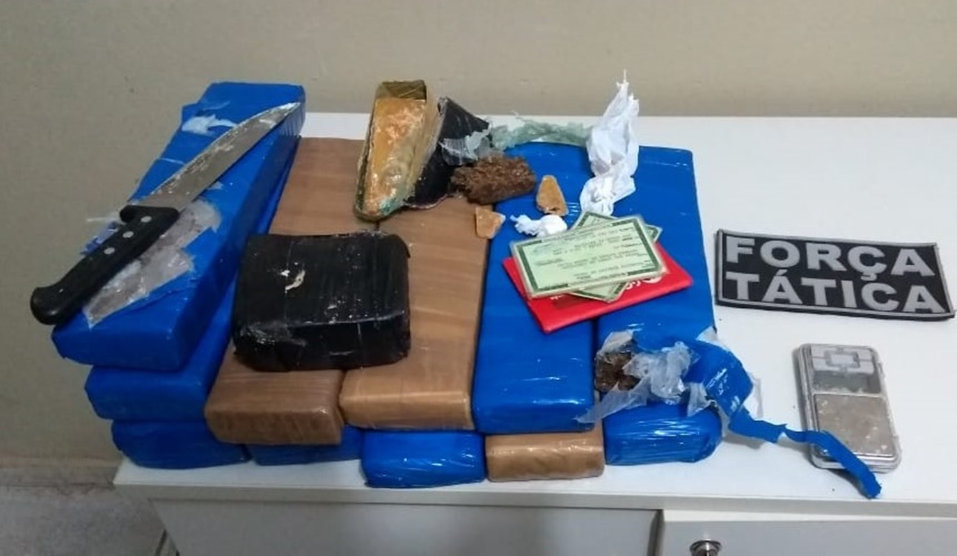 Drogas apreendidas durante a abordagem na residência do suspeito.