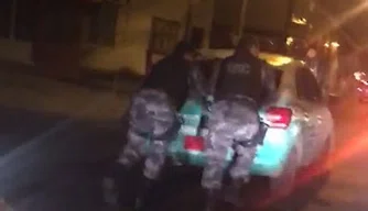 Militares empurrando a viatura do 1º Batalhão.