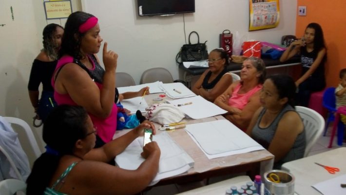 Trabalho artesanal no Centro Casa de Palha