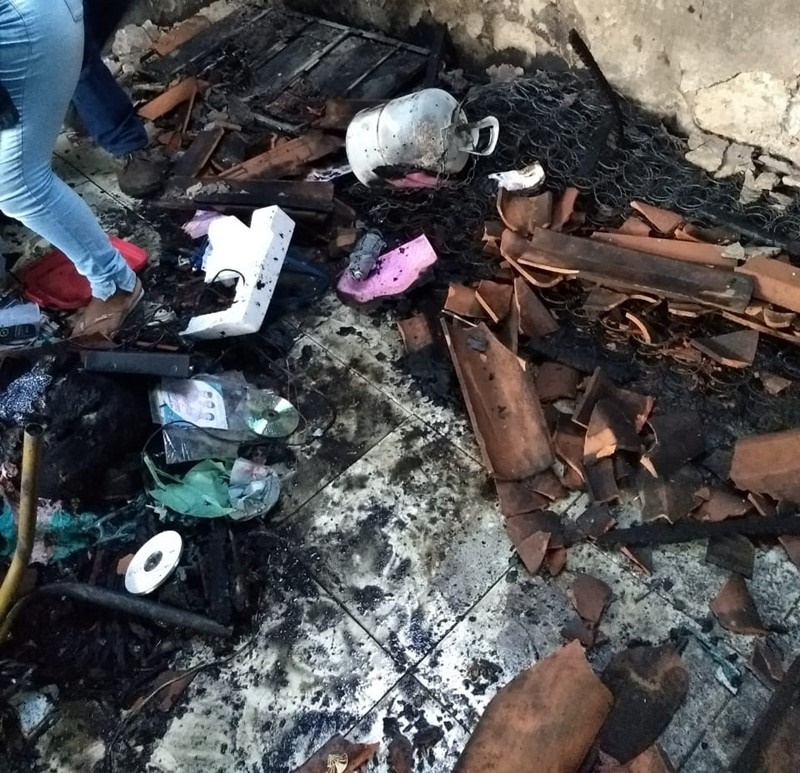 Incêndio em residência no bairro Piçarra