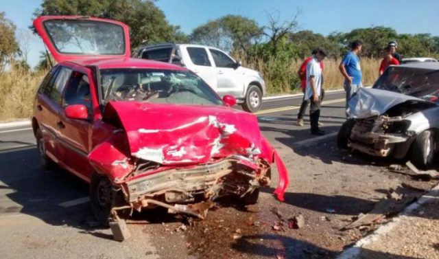 Veículos colidiram frontalmente na BR-316.