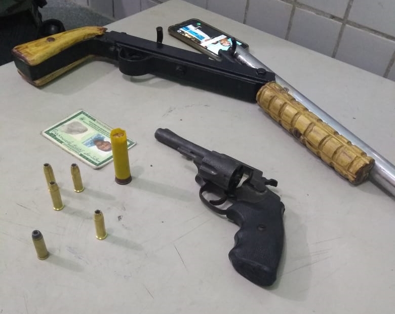 Força Tática prendeu acusado de posse ilegal de arma de fogo.