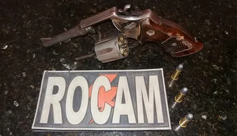 Arma de fogo e munições encontradas em poder dos suspeitos.
