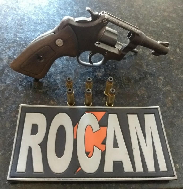 Revólver e seis munições foram encontrados em poder dos suspeitos.