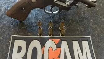 Revólver e seis munições foram encontrados em poder dos suspeitos.