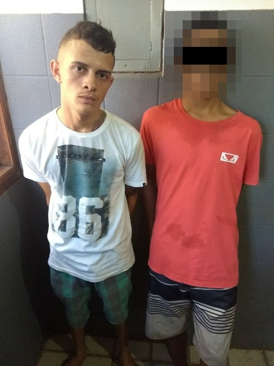 Suspeitos estavam em porte de uma arma de fogo com munições.