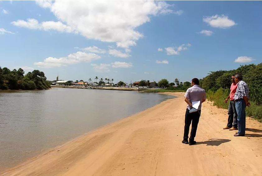 Profissionais fazem estudos para a construção.
