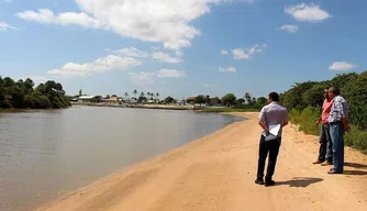 Profissionais fazem estudos para a construção.