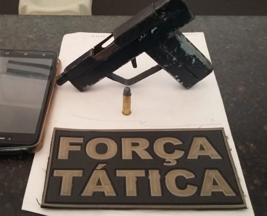 Arma de fogo de fabricação caseira e munição calibre 38 intacta foram encontradas em poder do acusado.