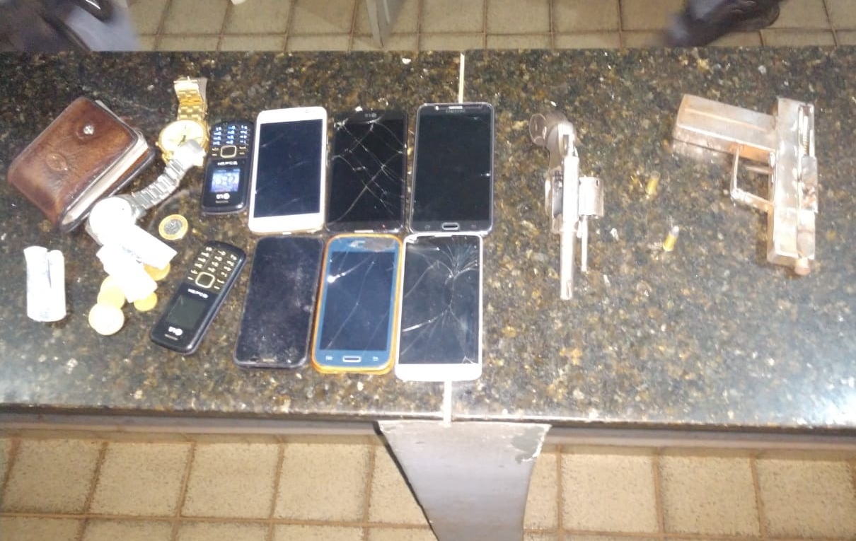 Objetos foram apreendidos em poder dos acusados.