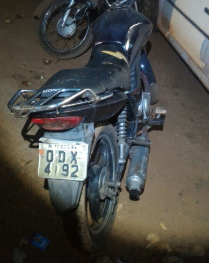 Os adolescentes estavam pilotando uma motocicleta com restrição de roubo e furto.
