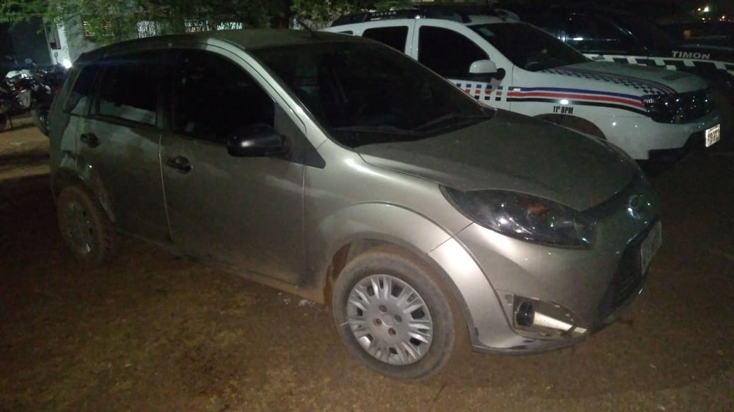 O carro foi atingidos por tiros.