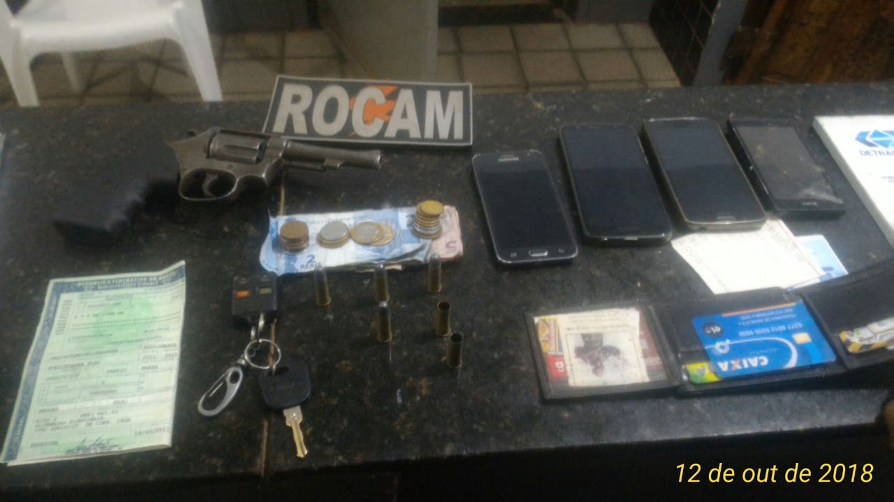 Quatro celulares foram apreendidos.