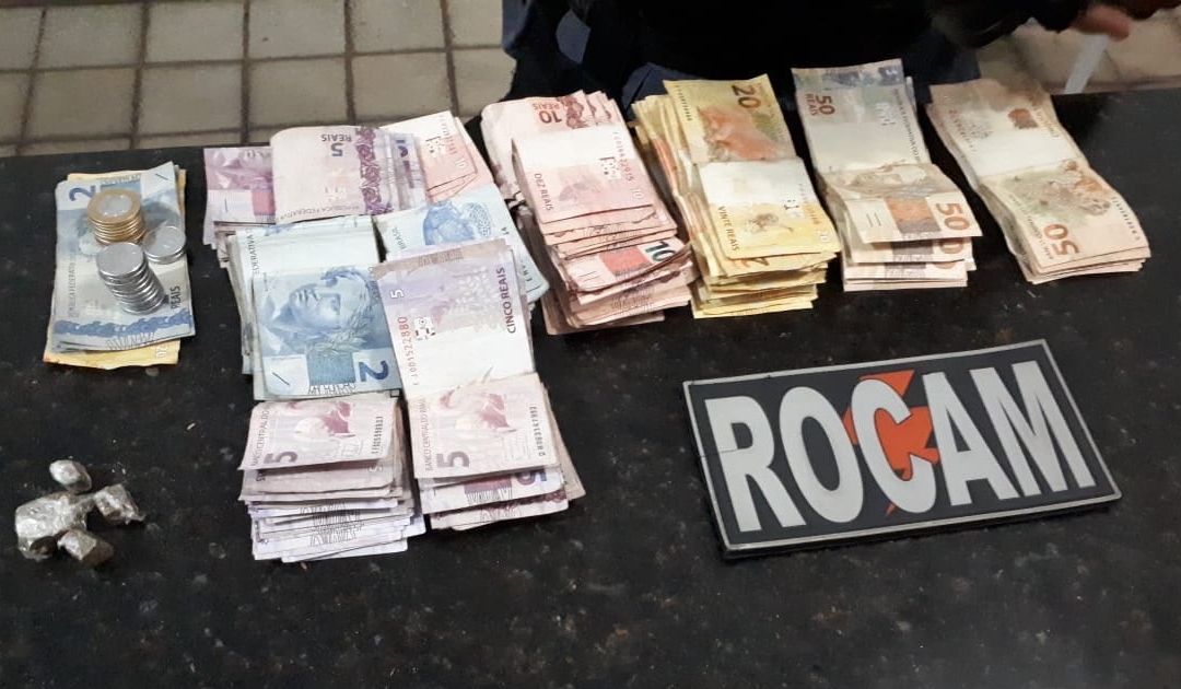 Entorpecentes e quantia em dinheiro foram encontrados em poder do acusado.