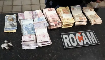 Entorpecentes e quantia em dinheiro foram encontrados em poder do acusado.