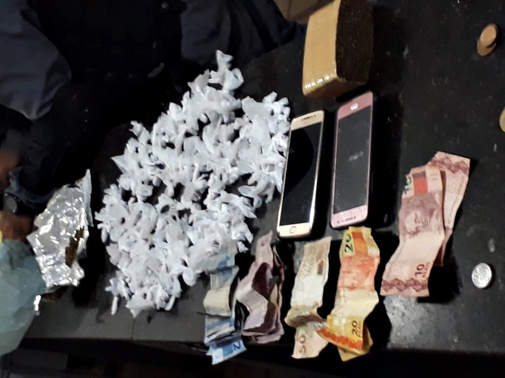 Objetos apreendidos em poder dos acusados.