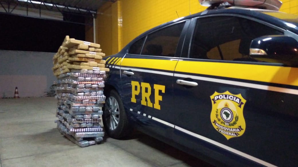 PRF apreendeu cerca de 300kg de substância entorpecente no veículo.