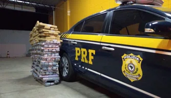 PRF apreendeu cerca de 300kg de substância entorpecente no veículo.