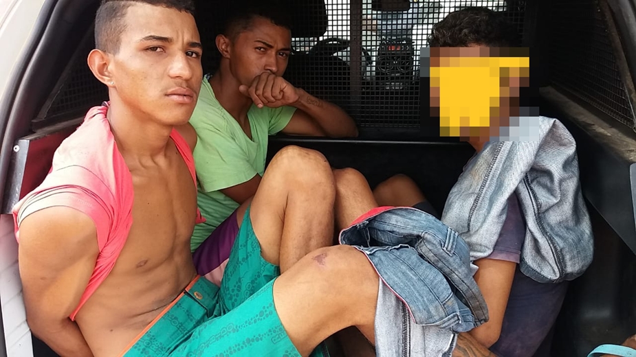 Suspeitos teriam realizado assalto no bairro Parque Alvorada.