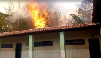 Incêndio começou na tarde deste domingo (25)