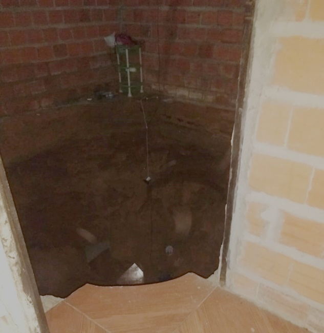 Cratera aberta na casa da família
