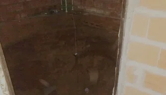 Cratera aberta na casa da família