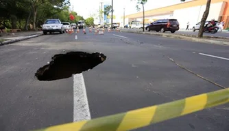 A cratera abriu na tarde desta quinta-feira (6) na avenida Raul Lopes