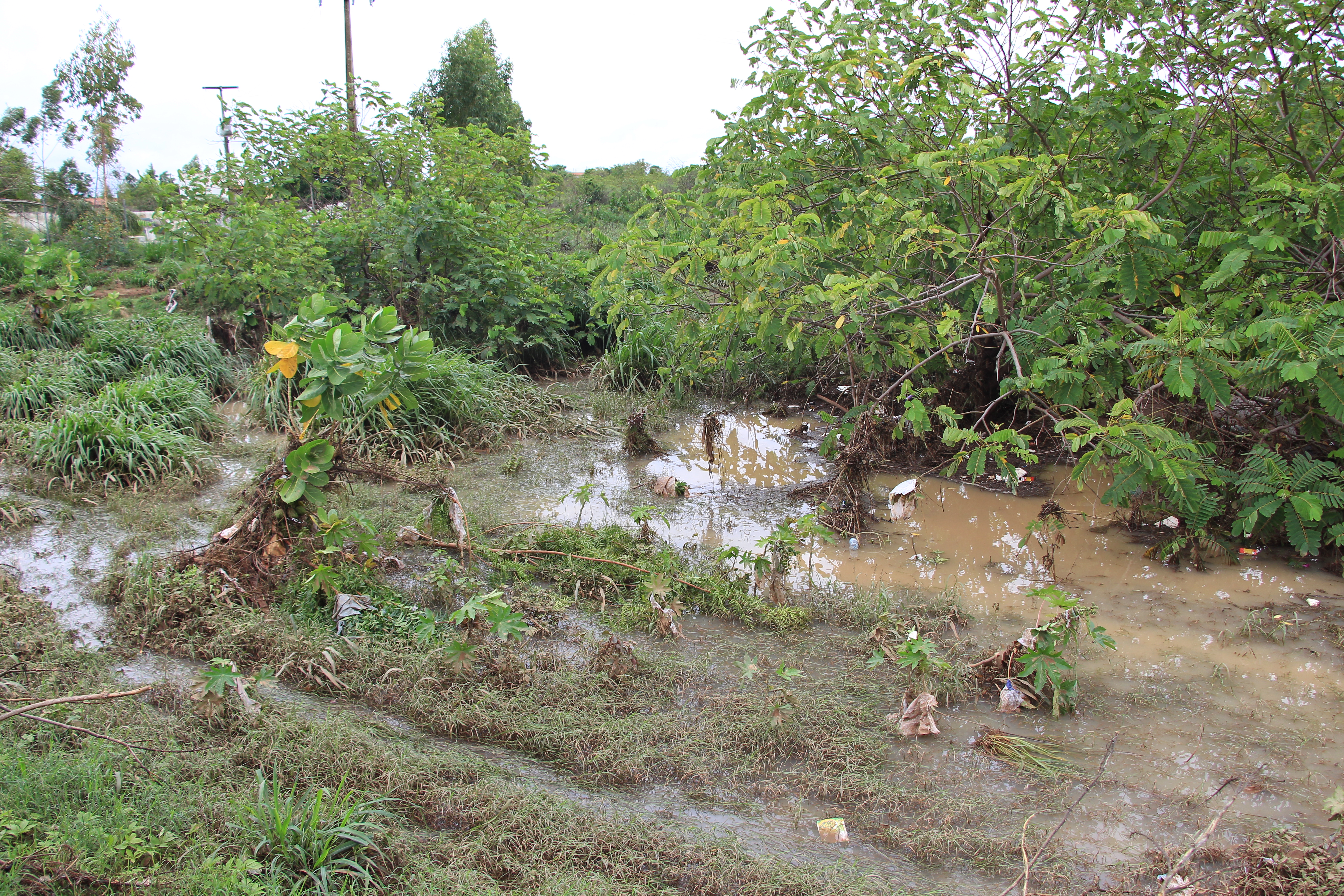 Local onde mulher foi carregada pela correnteza
