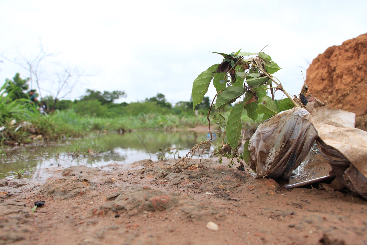 Local onde mulher foi carregada pela correnteza