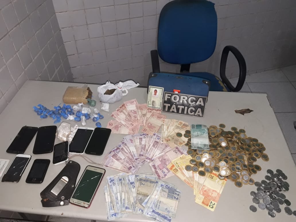 Objetos encontrados pela Força Tática em poder do acusado.